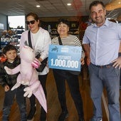 Azariel junto a su madre, su abuela y el director del Acuario, Alejandro Beneit.
