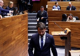 Adrián Barbón se dispone a intervenir en la Junta General tras la comparecencia de Álvaro Queipo en el debate sobre el estado de la región.
