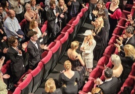 De blanco y con gorra, Kristen Stewart en su estreno como directora.