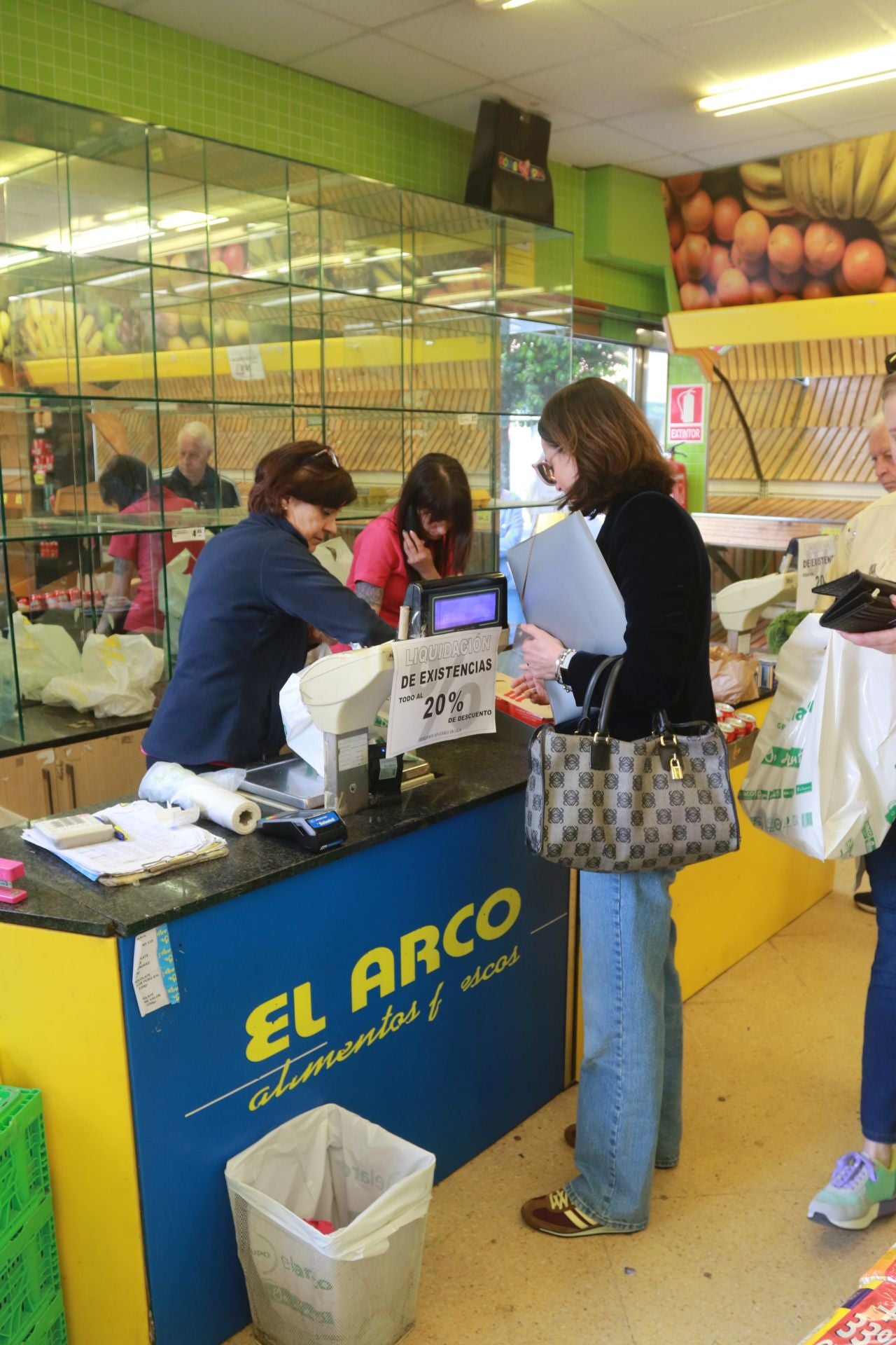 Fotos: Cierre de las tiendas del Grupo El Arco en Asturias