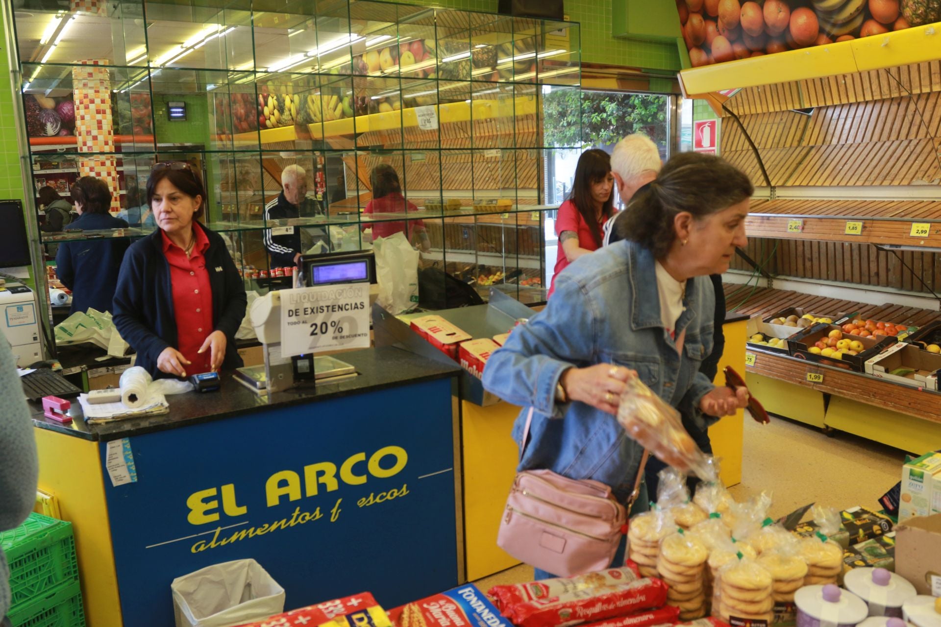 Fotos: Cierre de las tiendas del Grupo El Arco en Asturias