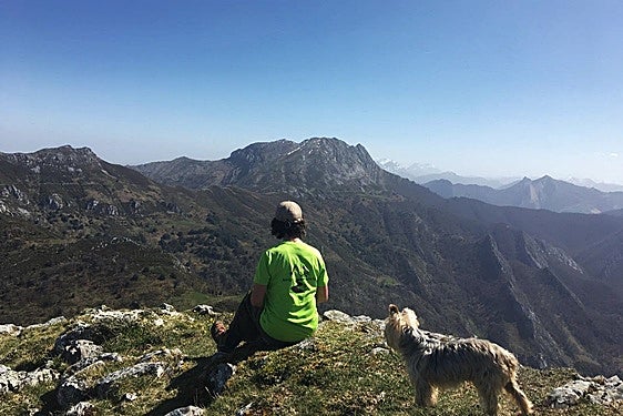 Bosques, una foz, majadas, amplias camperas de altura y unas vistas a todo el Parque Natural de Redes privilegiadas: la ruta al Cantu´l Porrón es un paseo de los buenos por los recodos más solitarios de este terreno protegido.