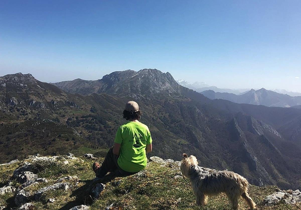 Bosques, una foz, majadas, amplias camperas de altura y unas vistas a todo el Parque Natural de Redes privilegiadas: la ruta al Cantu´l Porrón es un paseo de los buenos por los recodos más solitarios de este terreno protegido.
