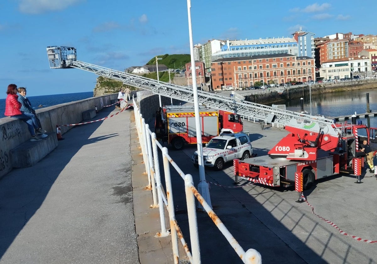 Imagen del simulacro de rescate en altura de los Bomberos de Gijón.