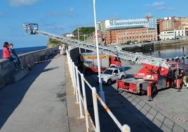 Imagen del simulacro de rescate en altura de los Bomberos de Gijón.