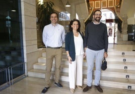 Guillermo, Elena y Sergio, hijos de Sergio Marqués, antes de su reunión de este viernes con la alcaldesa de Gijón.