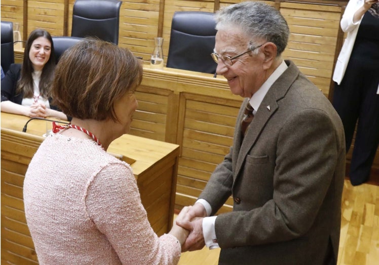 La alcaldesa felicita a Janel Cuesta por su Medalla de Plata.