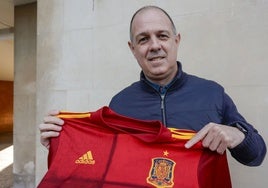 Juanjo González posa con una camiseta de España.