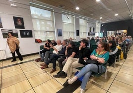 Una fotoperiodista participando en uno de los debates organizados en el simposio asturian