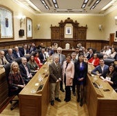La Corporación al completo, con la alcaldesa, Carmen Moriyón, en el centro y rodeada por los cinco homenajeados de este año.