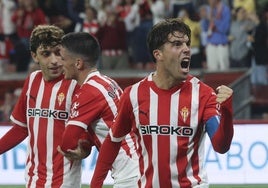 Nacho Méndez, con el brazalete de capitán del Sporting de Gijón, celebra su gol ante el Castellón.