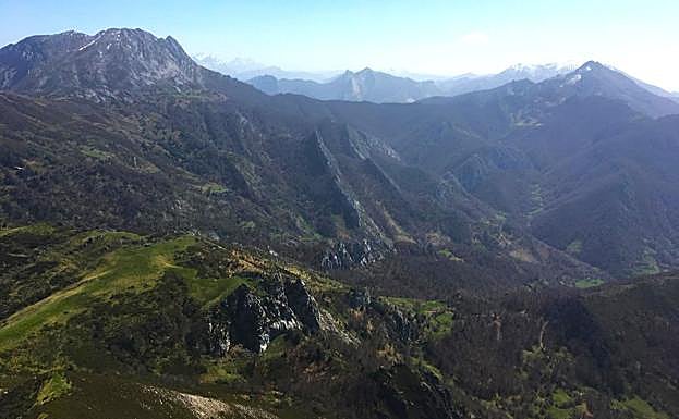 Tras subir a los altos a través de bosques y desfiladeros, las vistas de esta ruta son amplias y preciosas.