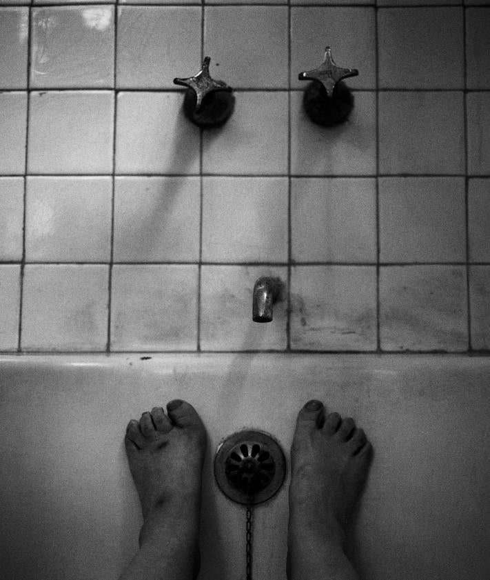 Imagen secundaria 2 - Imagen de EE UU de la serie 'Cuadernos de viaje'. Autorretrato de Graciela Iturbide, México, 1989, de las colecciones de la Fundación Mapfre. Una de las fotografías de la serie 'El baño de Frida'.