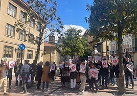 Los trabajadores, durante su protesta en Oviedo.