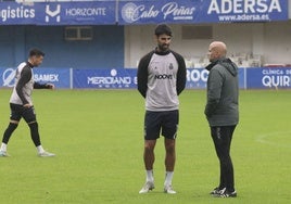 Rozada conversa con Julio Rodríguez en el Suárez Puerta.