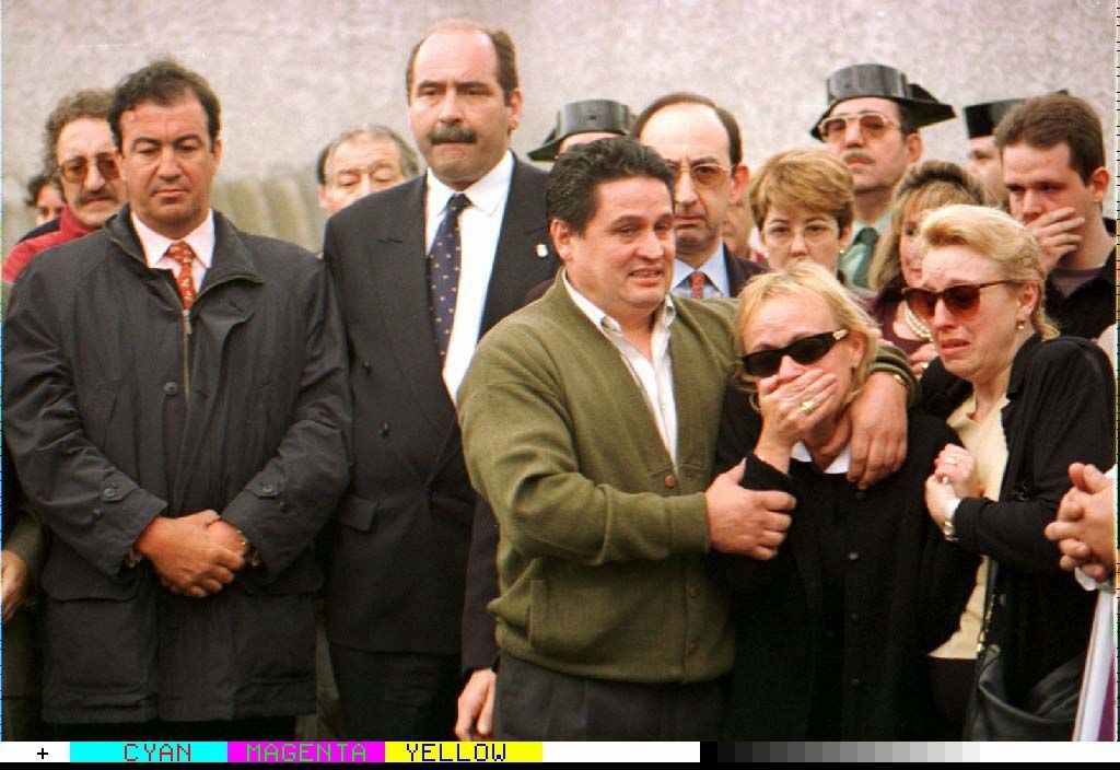 Sergio Marqués y Francisco Álvarez Cascos, vicepresidente del Gobierno de España, durante el funeral del guardia civil asesinado por ETA José Manuel García Fernández.