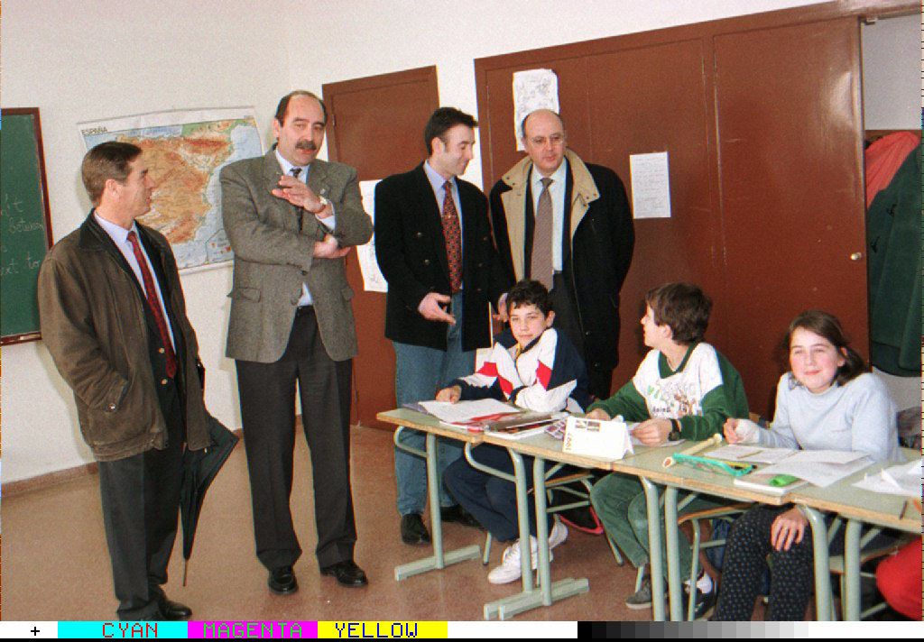 El entonces presidente de Asturias comenzó el año 1997 con una visita al colegio público de Ibias.