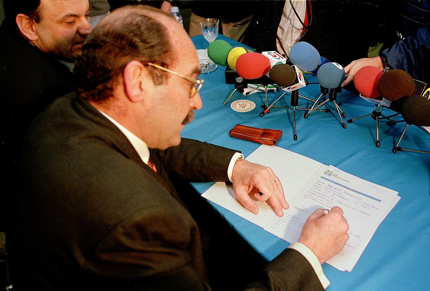 Sergio Marqués firma su ingreso en la Unión Renovadora Asturiana (URAS).