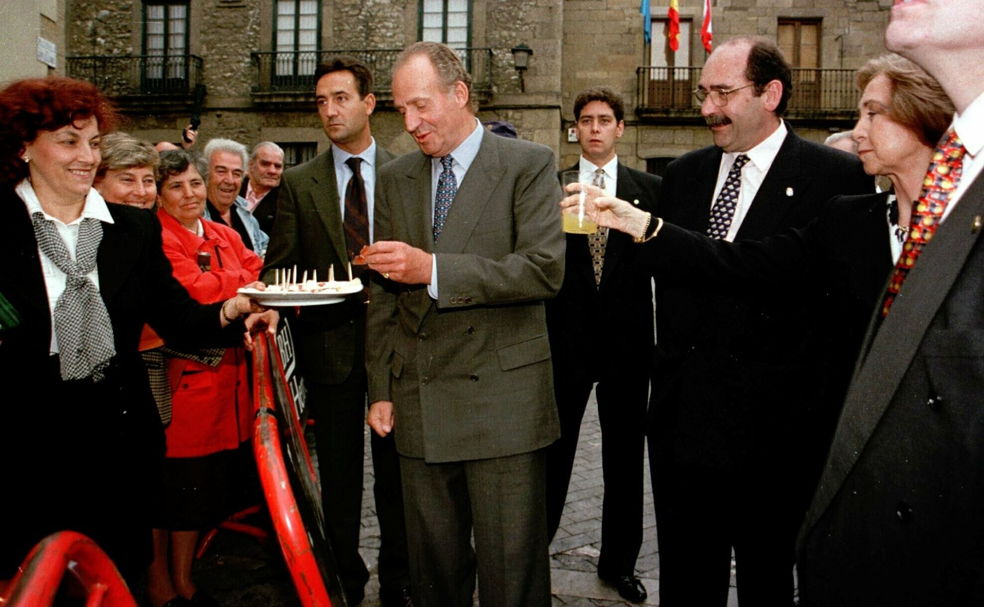Sergio Marqués acompaña a los reyes Juan Carlos y Sofía en una visita a Gijón.