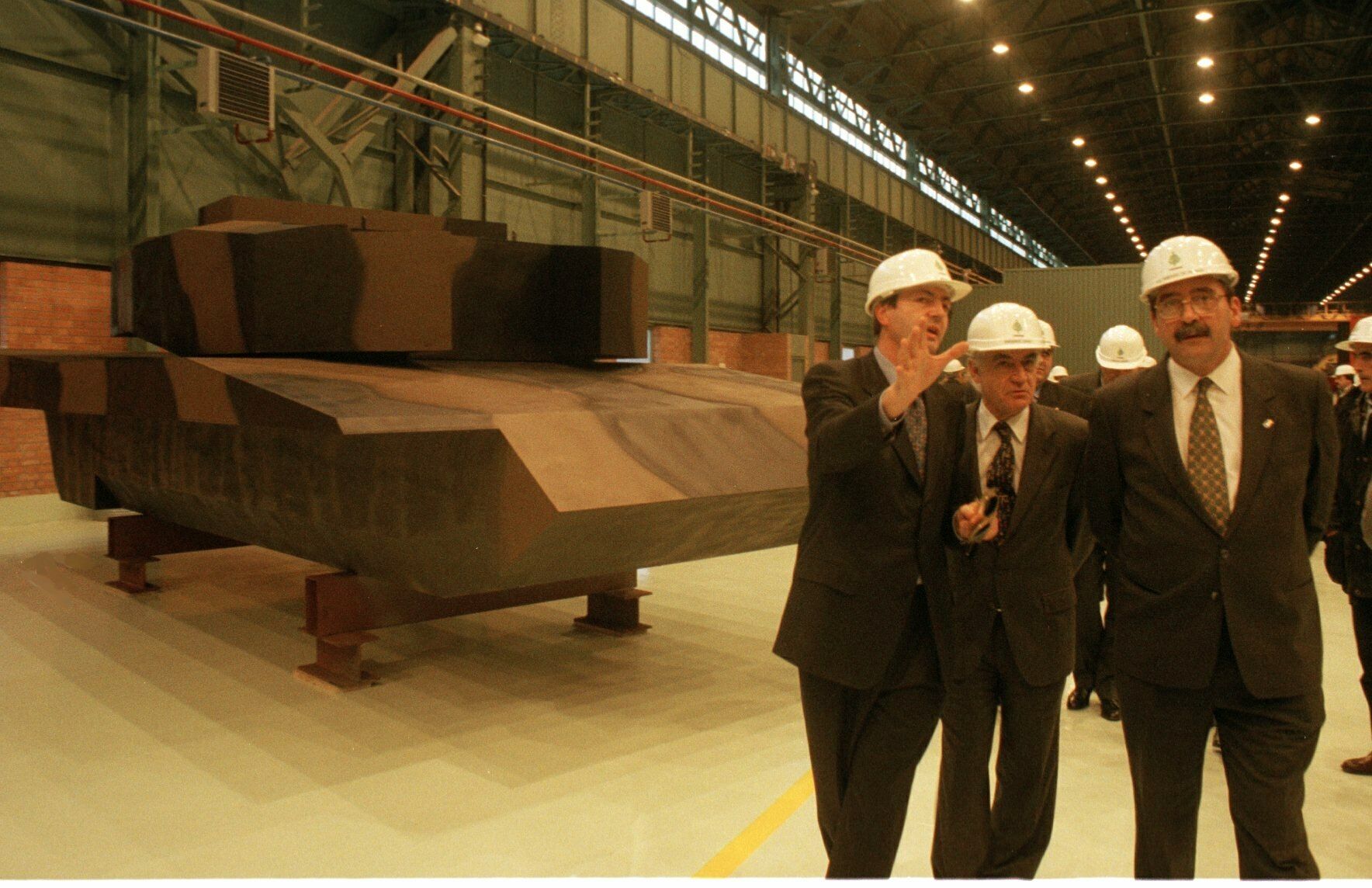 Marqués visita la Fábrica de Armas de Trubia, donde había comenzado la fabricación del vehículo de combate de infantería-caballería 'Pizarro'.