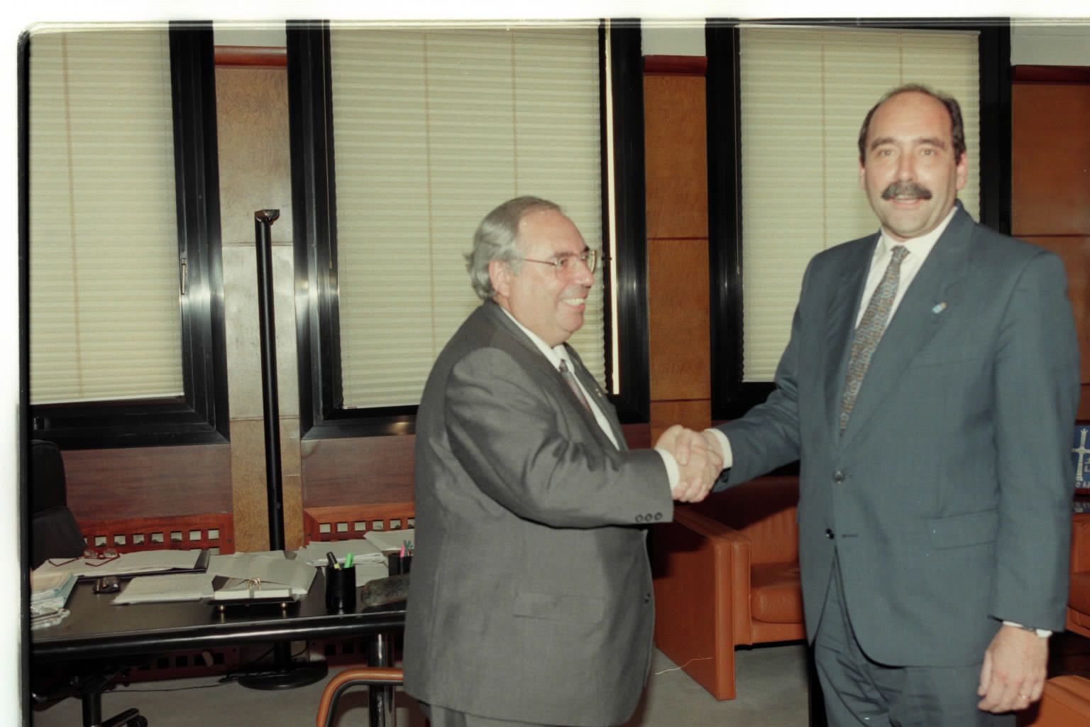 Tras la victoria electoral del 28 de mayo de 1995, Sergio Marqués asumió la presidencia del Principado. Poco después, en julio, se reunió con el entonces alcalde de Gijón, el socialista Vicente Álvarez Areces.
