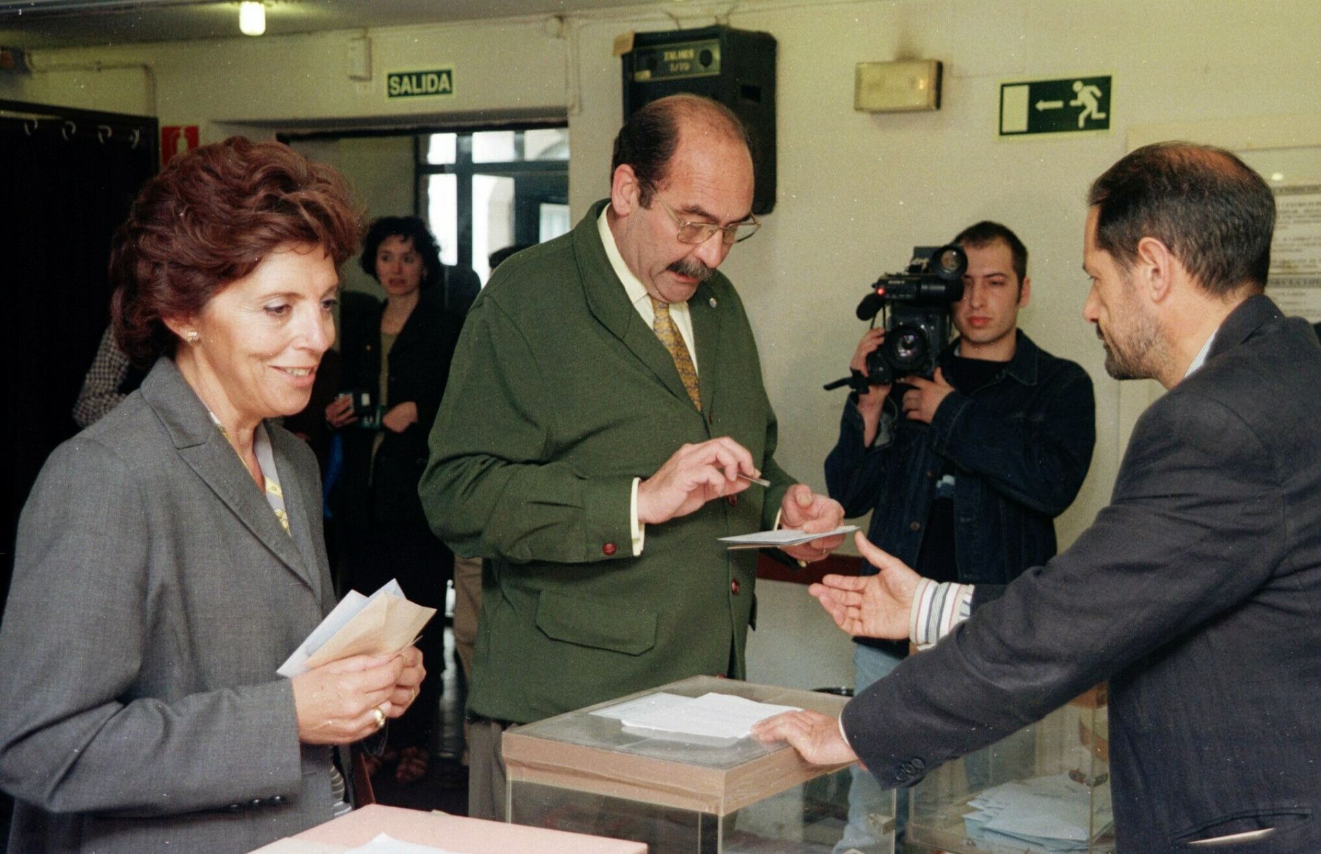 Marqués, candidato a la presidencia de Asturias como cabeza de lista de la URAS, vota en las elecciones de junio de 1999.