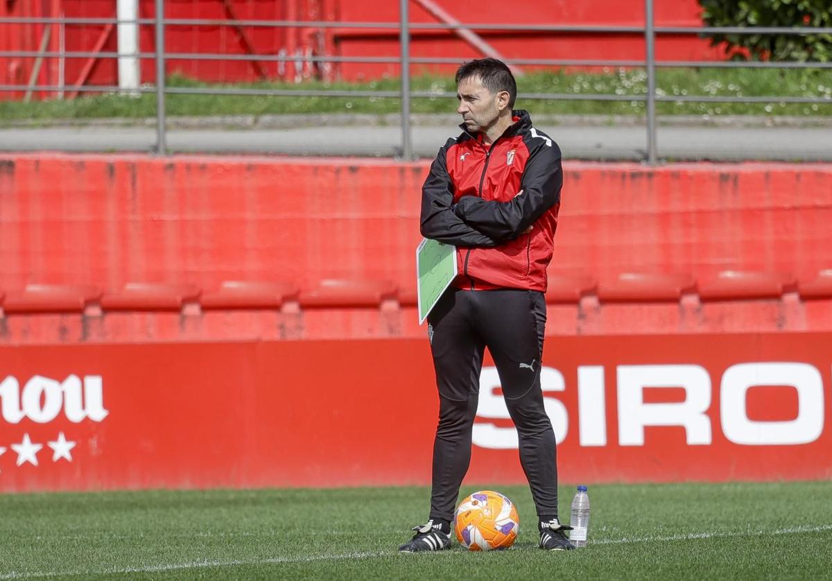 Asier Garitano, entrenador del Sporting de Gijón: «Dubasin no va a jugar ni este fin de semana ni el siguiente»
