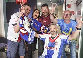 Aficionados del Real Avilés preparan el viaje a Madrid en el bar Hollywood.