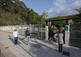 Acceso al colegio Manuel Álvarez Iglesias de Salinas