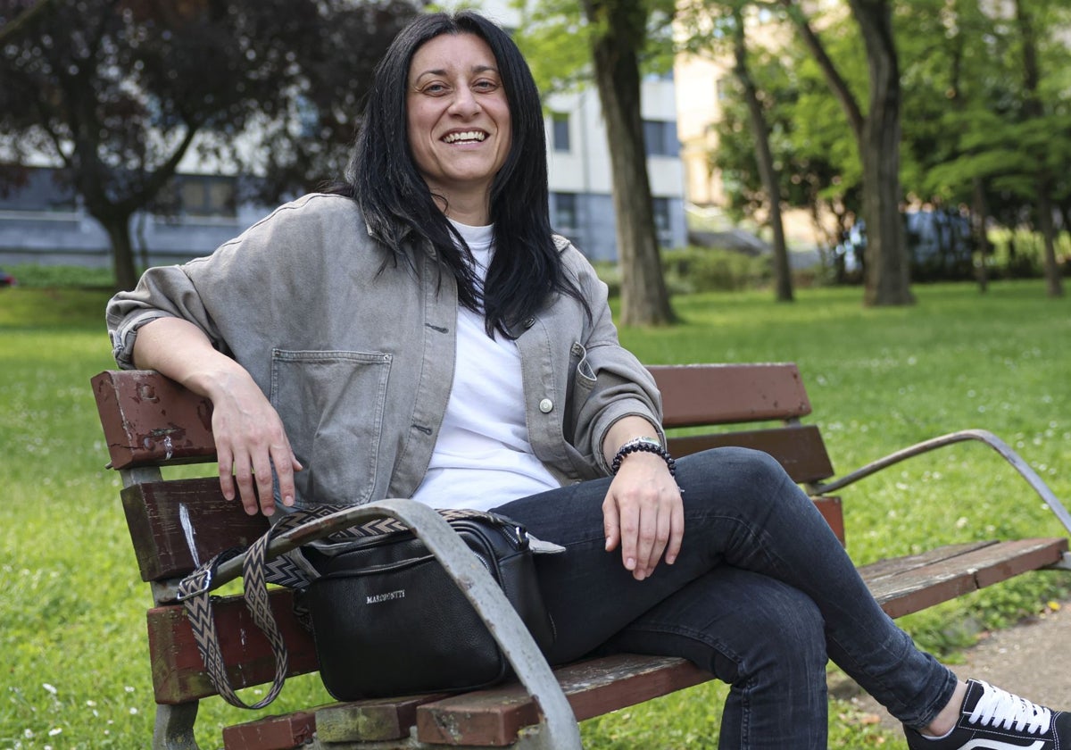 Patricia Leyva, en un banco del parque del barrio de Villalegre, en Avilés.