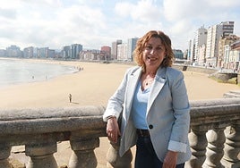 La concejala Carmen Eva Pérez, junto a la playa de San Lorenzo.