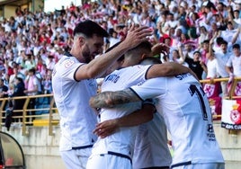 Los jugadores de la Cultural celebran el gol de Chacón
