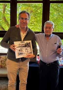 Imagen - Fernando Couto y el presidente de los veteranos grupistas.