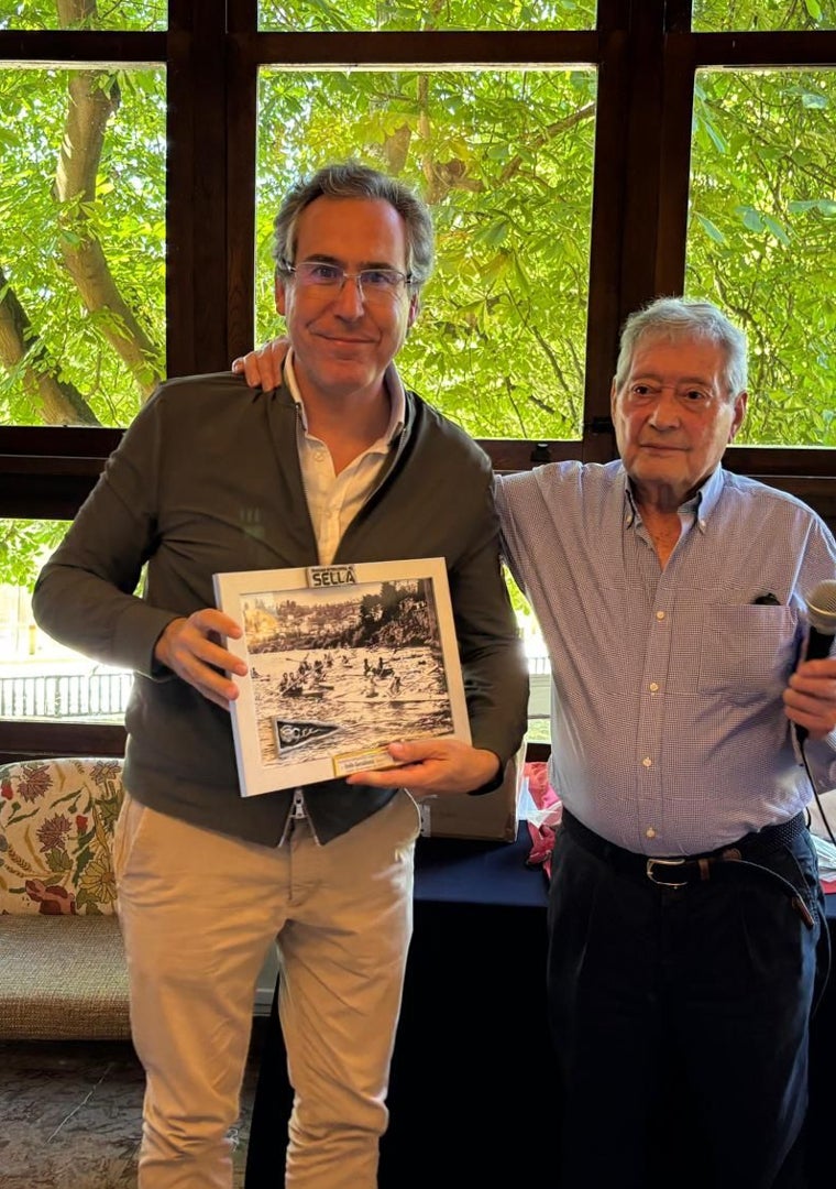 Imagen - Fernando Couto y el presidente de los veteranos grupistas.