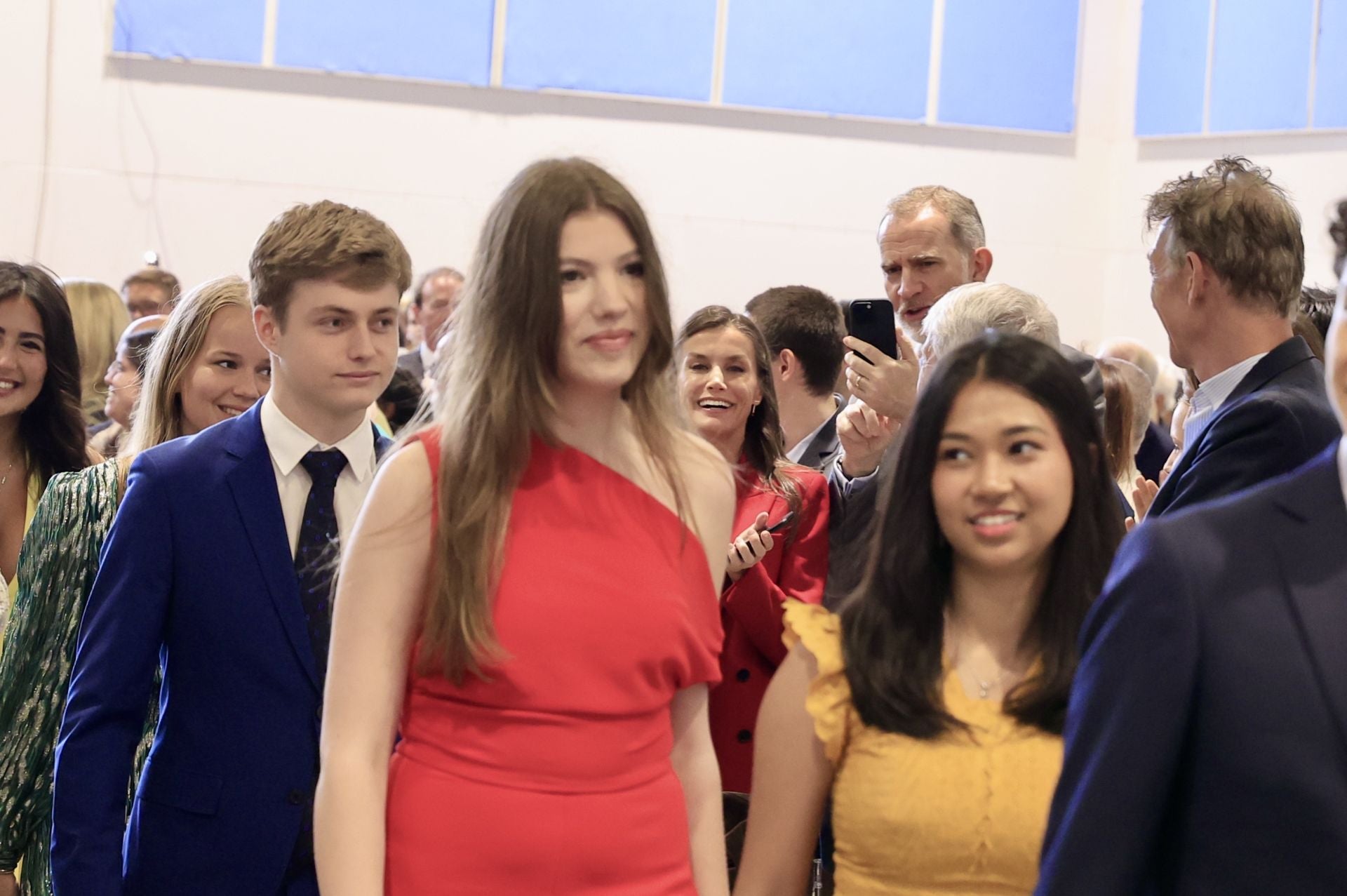 De rojo y acompañada de los Reyes: la Infanta Sofía se gradúa en Gales