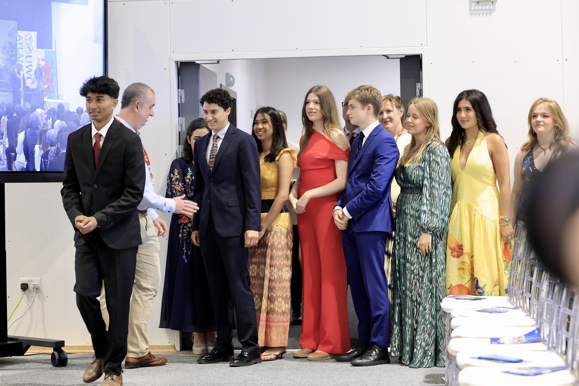 De rojo y acompañada de los Reyes: la Infanta Sofía se gradúa en Gales