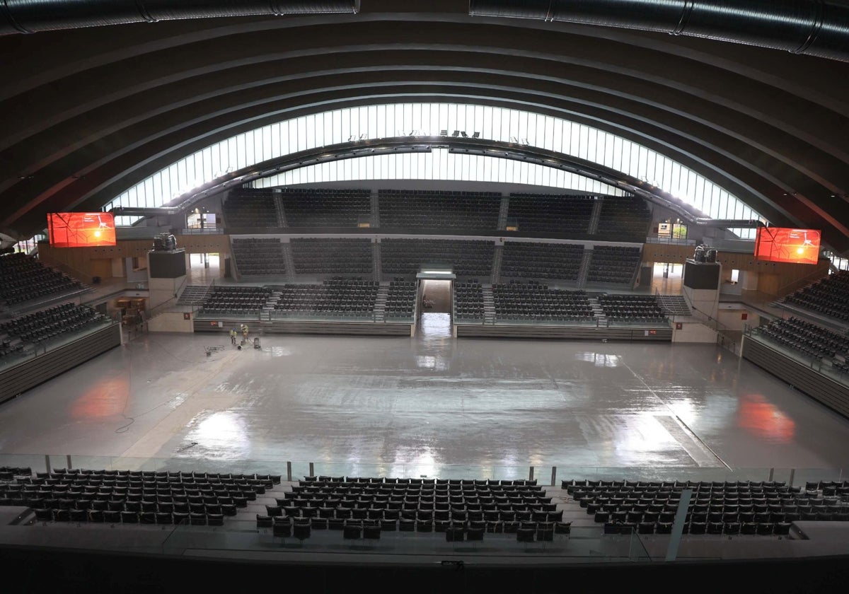 La constructora San José culmina el pintado de la pista sobre la que va instalada la tarima desmontable.