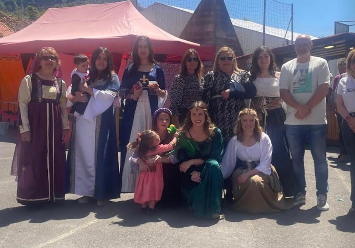 Vecinos y autoridades posan en el mercado medieval allerano.