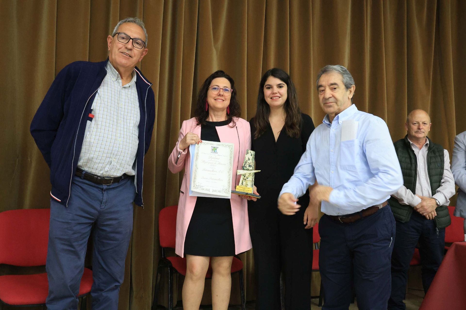 Carmen Pérez, en el centro, recogió el premio al mejor queso de Asturias en Avilés.