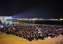 Público asistente a una de las proyecciones en la playa de esta 78 edición de Cannes.