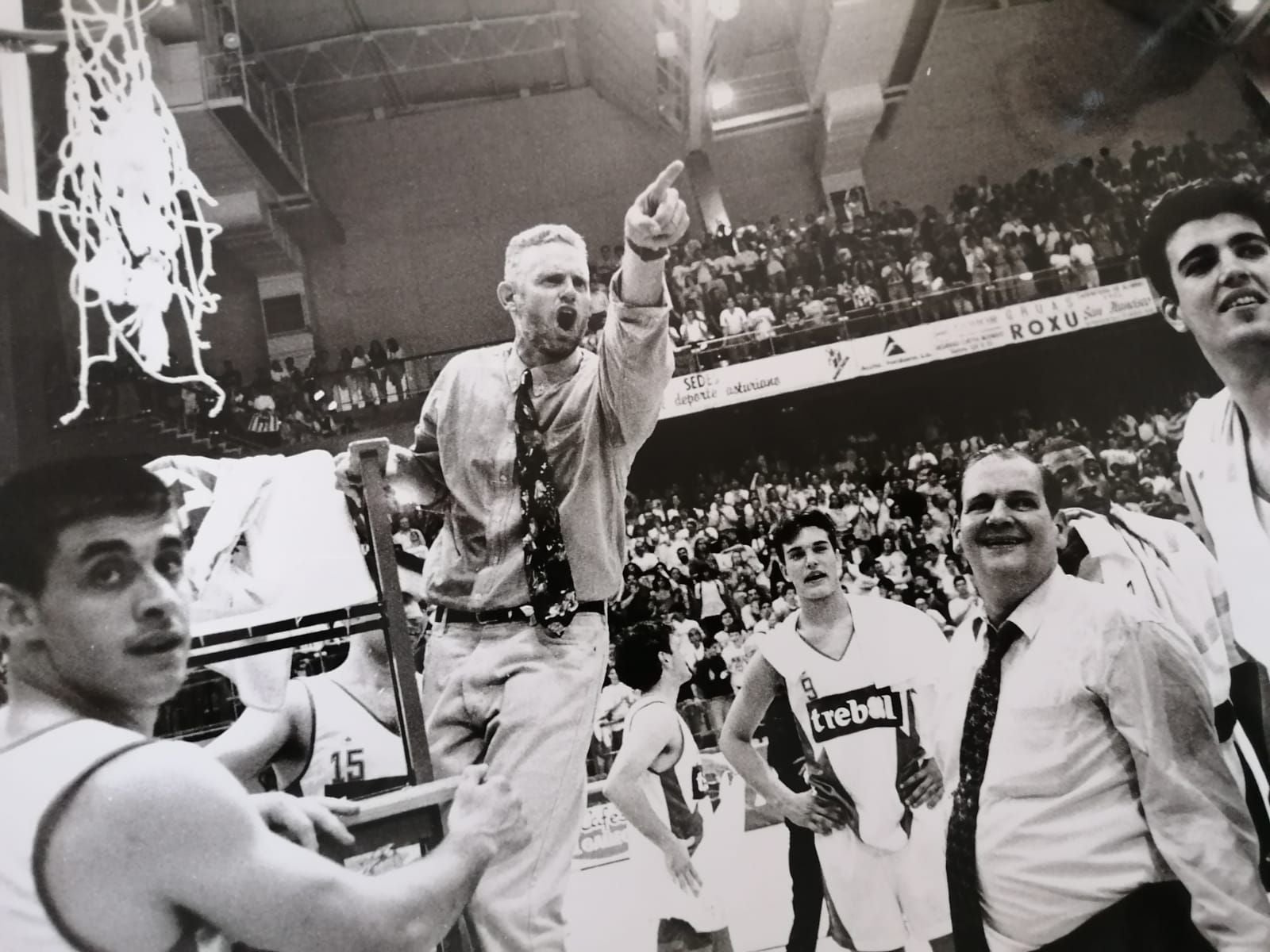 Bill McCammon, con varios jugadores y Tino Grana, en la celebración del ascenso.