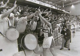Toño Grana festeja la victoria con los aficionados.
