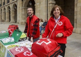 La presidenta de la asamblea local de Cruz Roja, Begoña González, con un voluntario de la entidad.