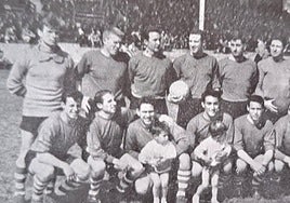 Formación del Llaranes en el partido de promoción ante el Rayo Vallecano, disputado en el Suárez Puerta. Arriba: Cleo, Avendaño, Chinín, Menores, Mendi, Zamorita (suplente) y el entrenador Sirgo. Abajo: Cuco, Elipe, Sará, Colunga, Casariego e Iván.