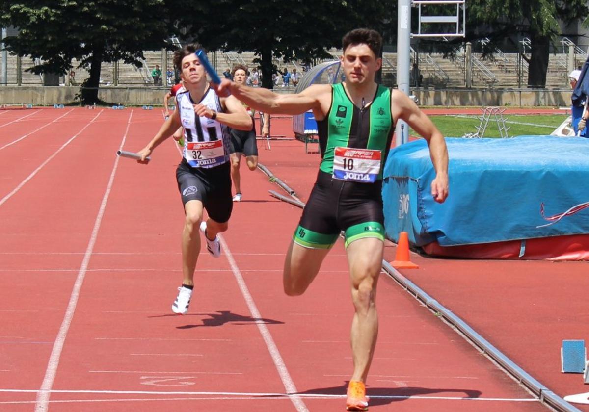 Pedro Vialás certifica la victoria del Universidad en los 4x400.