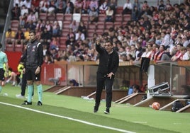 El técnico del Sporting da indicaciones a sus hombres en El Molinón.