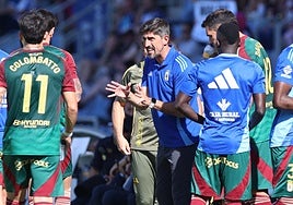 Paunovic da instrucciones a sus jugadores durante una de las pausas de hidratación.