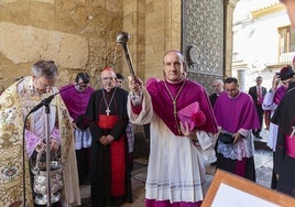 El nuevo obispo de Córdoba, Jesús Fernández, bendice la entrada de la mezquita-catedral de Córdoba con el hisopo, en presencia de Carlos Osoro.