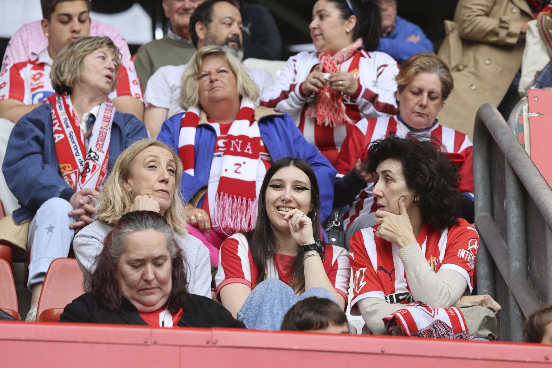 ¿Estuviste en el Sporting de Gijón - Cartagena? ¡Búscate entre las fotos!