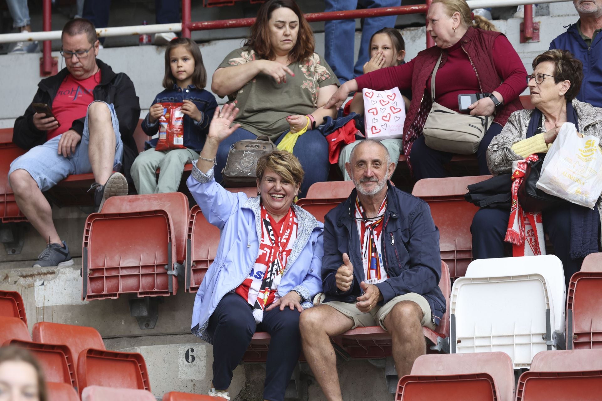 ¿Estuviste en el Sporting de Gijón - Cartagena? ¡Búscate entre las fotos!